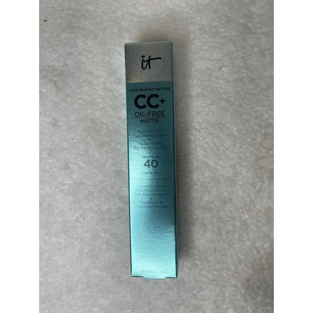 It Cosmetics CC+ Oil-Free Matte SPF 40 Light Medium Foundation 1.08oz